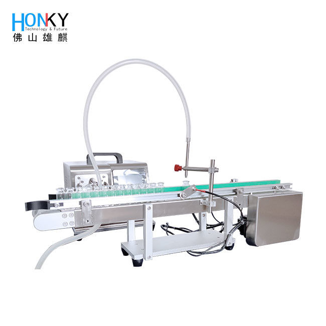 ডেস্কটপ 5 মিলি ভলিউম ফিলিং মেশিন ছোট ফিলিং লাইন বোতল খাওয়ানোর কনভেয়র এবং সামিল বাখের সাথে কসমেটিক তেল ফিলিংয়ের জন্য